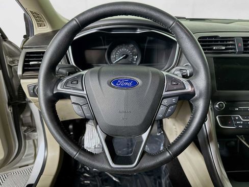 Used 2017 Ford Fusion SE w/ Fusion SE Technology Package image 11