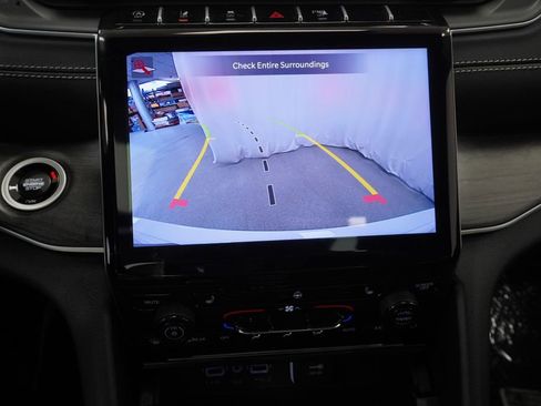 Used 2025 Jeep Grand Cherokee Limited AWD/4WD image 35