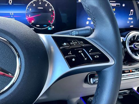 Used 2025 Mercedes-Benz GLB 250 image 24