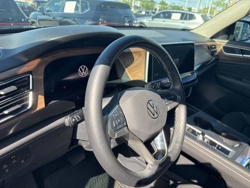 Used 2025 Volkswagen Atlas SE image 16