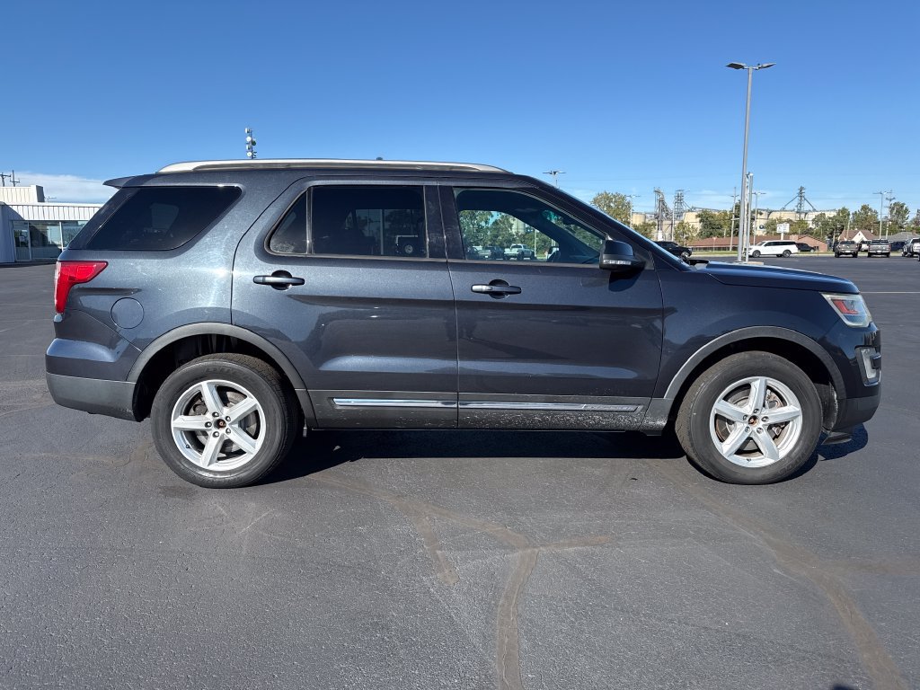 Used 2017 Ford Explorer XLT w/ Equipment Group 202A AWD/4WD image 8