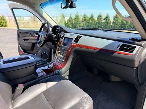 Used 2011 Cadillac Escalade ESV Luxury AWD/4WD image 18
