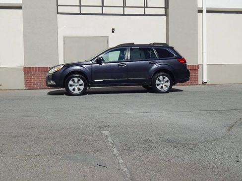 Used 2011 Subaru Outback 2.5i Limited w/ PWR Moonroof Pkg image 6