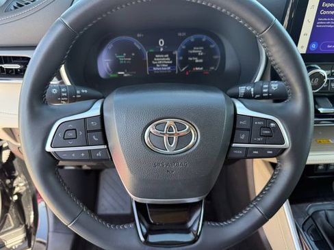 Used 2024 Toyota Highlander Limited FWD image 18