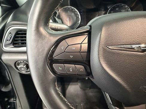 Used 2018 Chrysler Pacifica Touring-L w/ Premium Audio Group FWD image 12