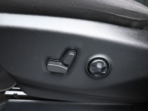 Used 2024 Chrysler Pacifica Touring image 12