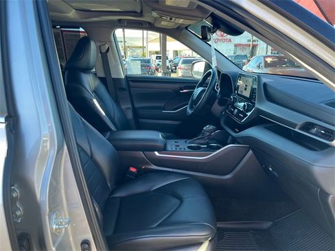 Used 2023 Toyota Highlander XLE image 22