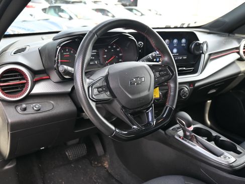 Used 2024 Chevrolet Trax RS w/ Sunroof Package image 3