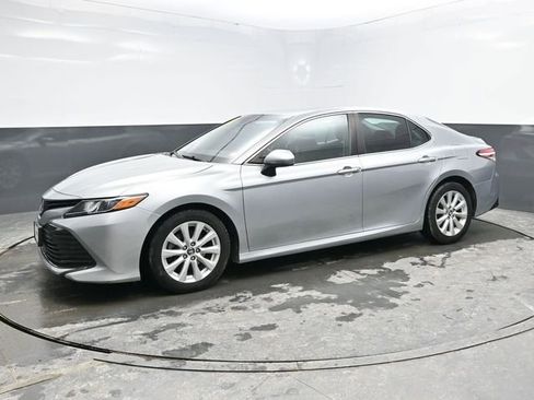 Used 2018 Toyota Camry LE image 3