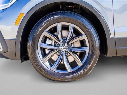 Used 2023 Volkswagen Tiguan SE w/ Panoramic Sunroof Package FWD image 9