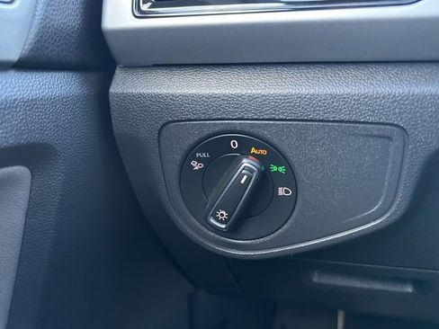 Used 2022 Volkswagen Atlas Cross Sport SE image 28