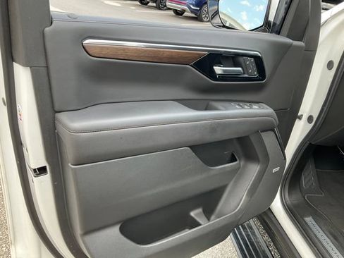 Used 2025 Chevrolet Suburban High Country AWD/4WD image 7