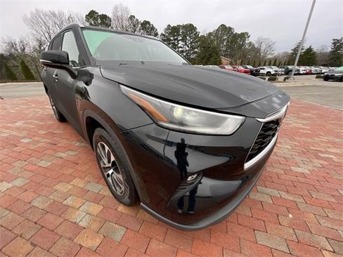 Used 2021 Toyota Highlander XLE image 25