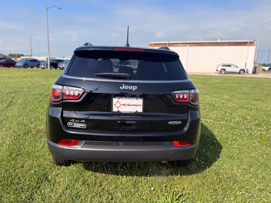 Used 2023 Jeep Compass Latitude AWD/4WD image 3
