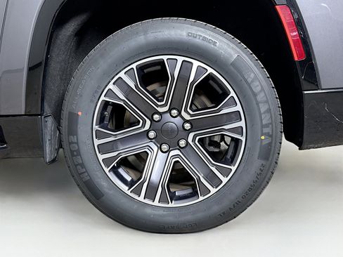 Used 2024 Jeep Wagoneer L Series II image 39