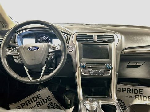 Used 2017 Ford Fusion SE w/ Fusion SE Technology Package FWD image 18