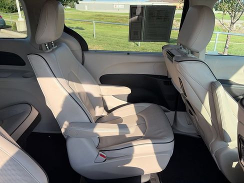 Used 2018 Chrysler Pacifica Limited w/ Advanced Safetytec Group FWD image 36