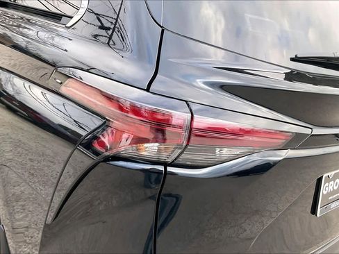Used 2025 Toyota Sienna LE w/ LE Plus Package image 28