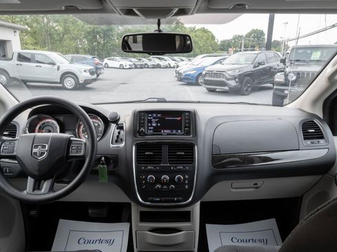 Used 2018 Dodge Grand Caravan SE w/ UConnect Hands-Free Group FWD image 19