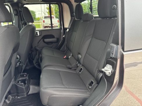 Certified 2022 Jeep Gladiator Sport AWD/4WD image 14