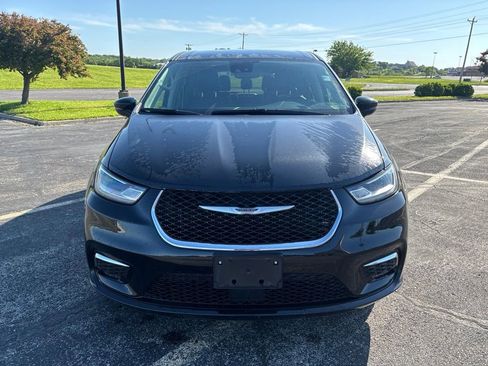 Used 2024 Chrysler Pacifica Touring-L FWD image 2