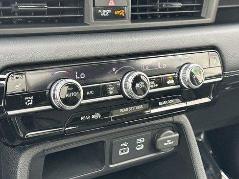 Certified 2025 Honda Pilot Touring image 24