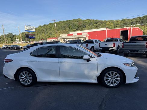 Used 2019 Toyota Camry LE FWD image 4
