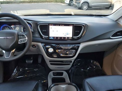 Used 2024 Chrysler Pacifica Touring-L image 13