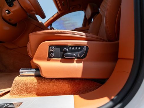 Used 2022 Bentley Bentayga AWD/4WD image 16