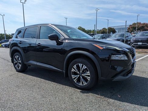 Used 2023 Nissan Rogue SV image 2