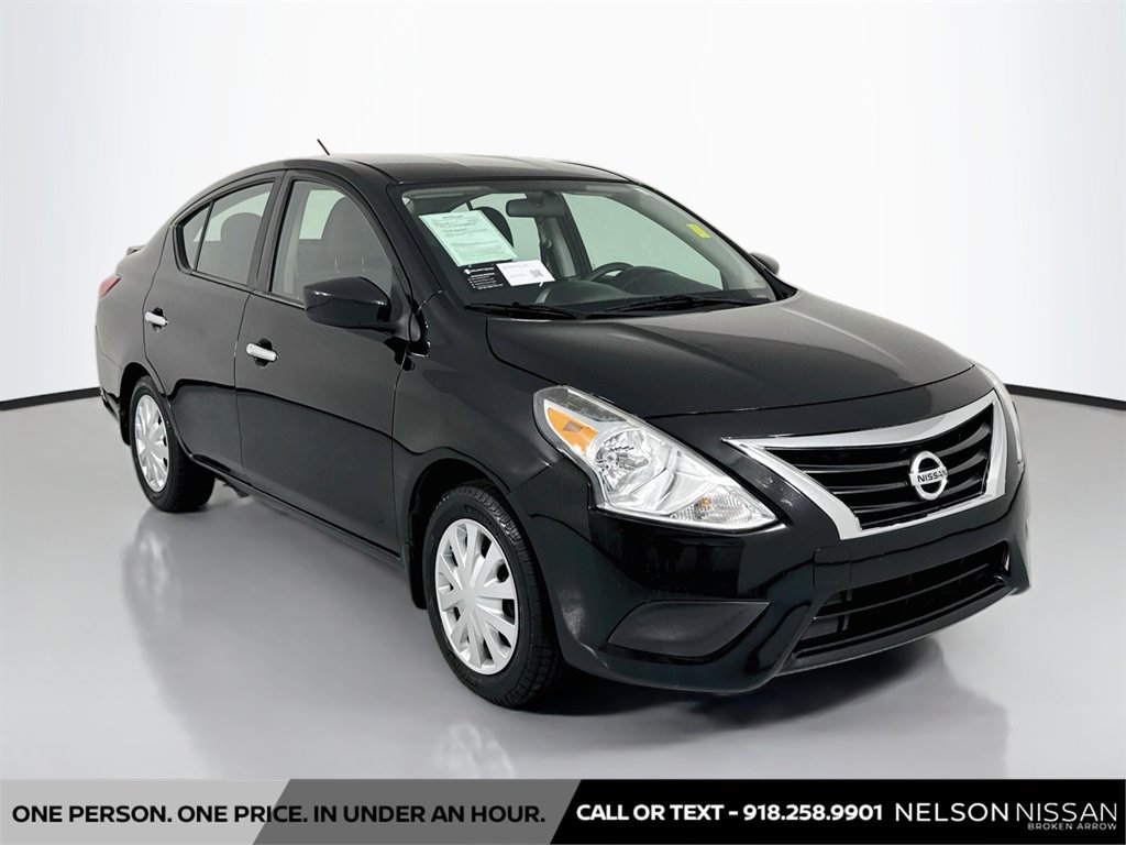 Used 2016 Nissan Versa SV FWD image 3