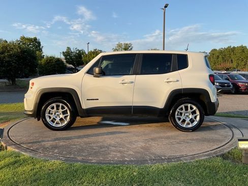 Used 2023 Jeep Renegade Latitude AWD/4WD image 4