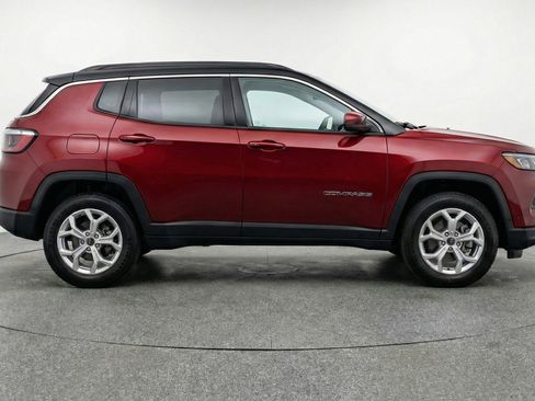 Used 2025 Jeep Compass Latitude image 11