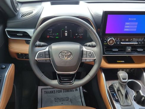 Used 2023 Toyota Highlander Platinum FWD image 12