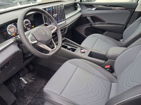 New 2026 Volkswagen Tiguan SE FWD image 7