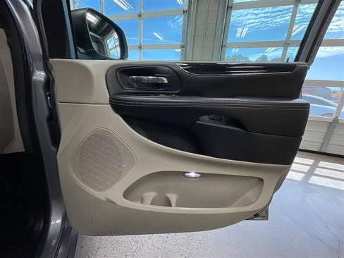 Used 2019 Dodge Grand Caravan SXT image 23