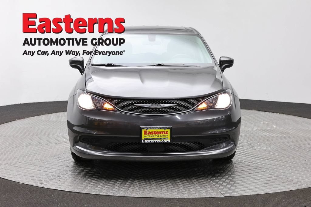 Used 2022 Chrysler Voyager LX FWD image 3