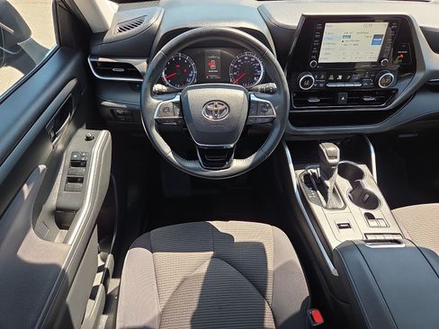 Used 2021 Toyota Highlander LE FWD image 13