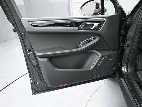 Certified 2025 Porsche Macan Turbo image 15
