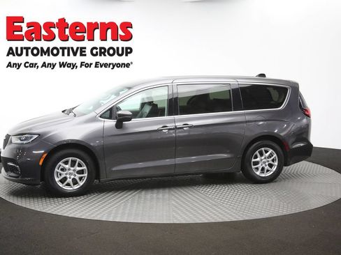 Used 2023 Chrysler Pacifica Touring-L FWD image 59