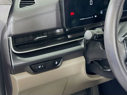 Used 2025 Kia Carnival FWD image 10