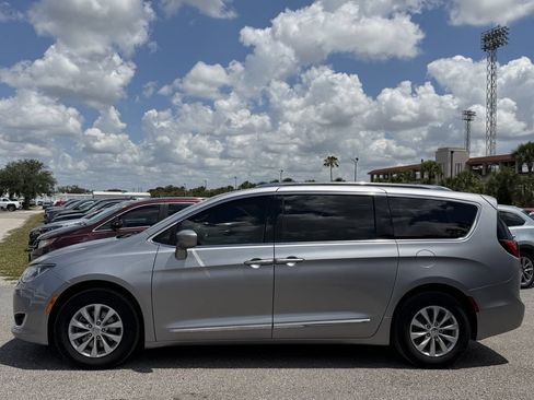 Used 2019 Chrysler Pacifica Touring-L FWD image 8