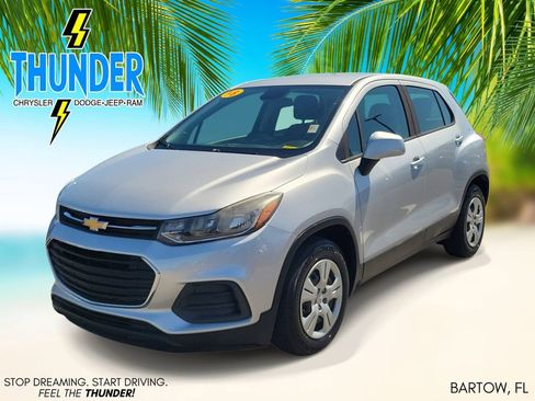 Used 2018 Chevrolet Trax LS FWD image 2