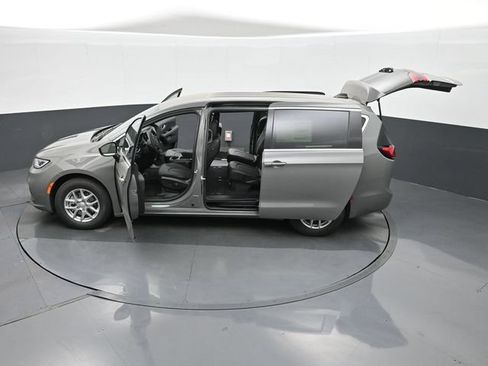 Used 2025 Chrysler Pacifica Select FWD image 51