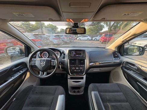 Used 2019 Dodge Grand Caravan SE image 2