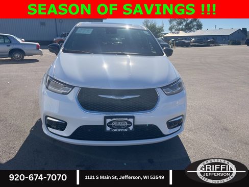 Used 2025 Chrysler Pacifica Select image 6