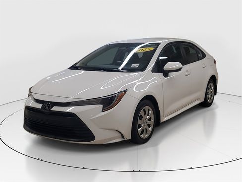 Used 2025 Toyota Corolla LE image 3
