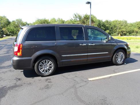 Used 2016 Chrysler Town & Country Touring-L w/ Driver Convenience Group FWD image 13
