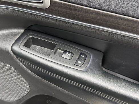 Used 2018 Jeep Grand Cherokee Limited w/ Luxury Group II image 41