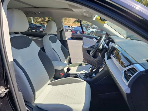 Used 2025 Volkswagen Taos SE w/ Panoramic Sunroof Package image 13